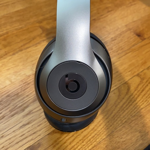 Beats By Dre Studio 3 Wireless - Picture 2 of 5